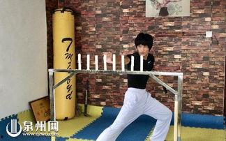 泉州网红双截棍视频,街头表演燃爆眼球，传统武术与现代潮流的完美融合