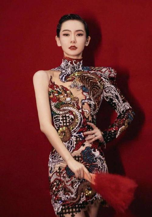 黑色龙纹旗袍女抖音网红,抖音网红演绎古典韵味新风尚”