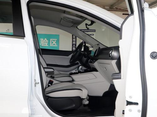 吃瓜群众提车图片,新车亮相引围观