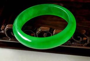 明星 翡翠手镯,明星璀璨的时尚宠儿