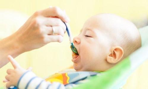 宝宝看见妈妈吃瓜,妈妈吃瓜的温馨画面